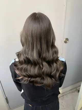 カラー ブリーチ縮毛矯正加藤 赤み無し透明感ヘアのヘアスタイル