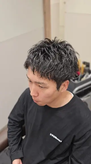 パーマ メンズ 縮毛矯正をしている人 のためのカラーのヘアスタイル