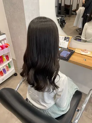 セミロング 佐藤 由依/水光カラーのヘアスタイル