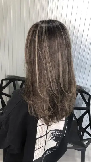 セミロング カラー LOOP hairのヘアスタイル
