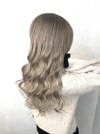 ロング ヘアアレンジ パーマ カラー ハイトーン カラーのヘアスタイル