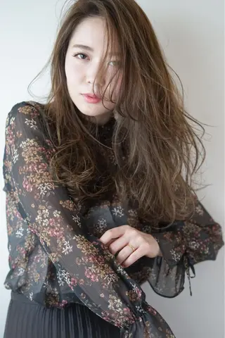 ロング ヘアールーム アートのヘアスタイル