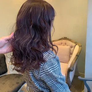 ロング SAKINO． ベージュカラーのヘアスタイル