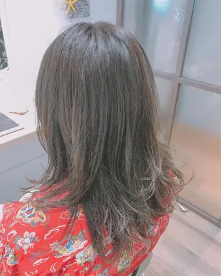 セミロング カラー 稲荷 友美のヘアスタイル