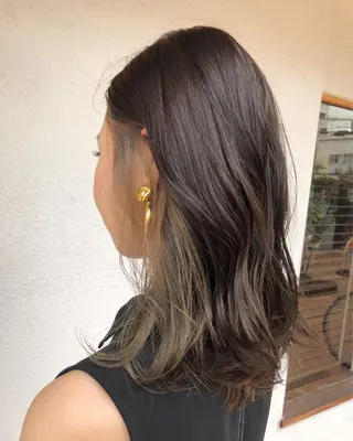 カラー kana .オリーブ /ナチュラルヘアのヘアスタイル