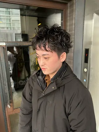 ショート パーマ メンズ 俵 知広のヘアスタイル
