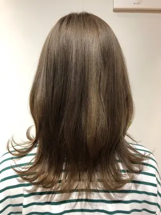 ミディアム カラー トップ スタイリストのヘアスタイル