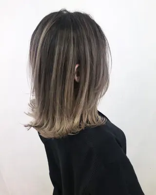 ミディアム カラー ブリーチカラーレイヤ ーカット🦋annaのヘアスタイル