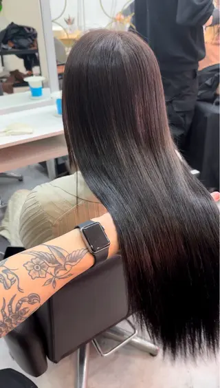 ロング 奥本 侑 髪質改善、ツヤ髪のヘアスタイル