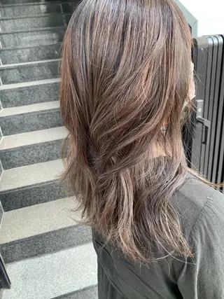 ミディアム カラー アートディレクター 尾内 友美のヘアスタイル