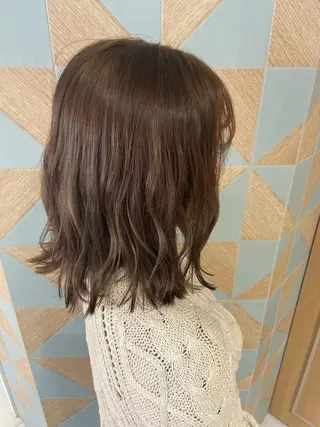 ミディアム カラー 小栗 麻衣のヘアスタイル