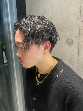 パーマ メンズ 吉沢遣人/レイヤー 艶カラー/抜け感のヘアスタイル