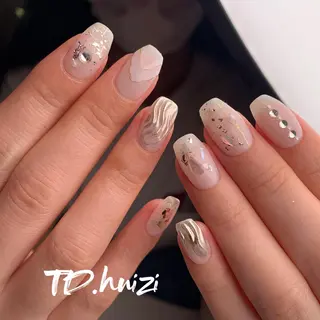 ミディアム めぐみのネイルサロン スタッフ練習のネイルデザイン