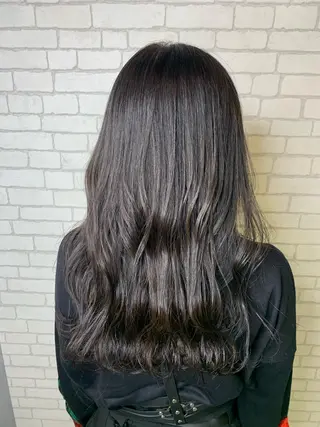 ミディアム カラー アートディレクター 尾内 友美のヘアスタイル