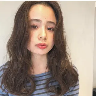 ロング 荒木 依莉亜のヘアスタイル