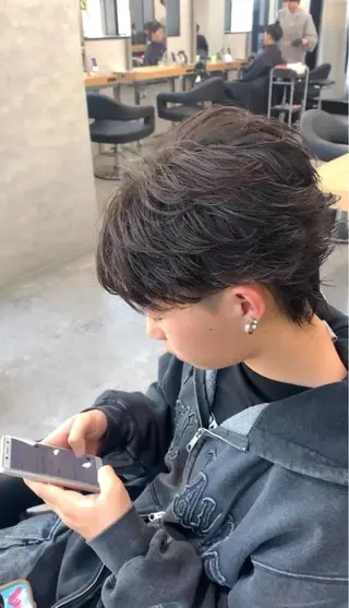 ミディアム パーマ ヘアアレンジ メンズ 🔥ニュアンス フェザー小林海斗🔥のヘアスタイル