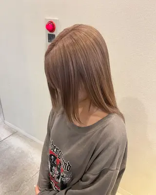 セミロング カラー ブリーチ⏳艶カラー Natsukiのヘアスタイル