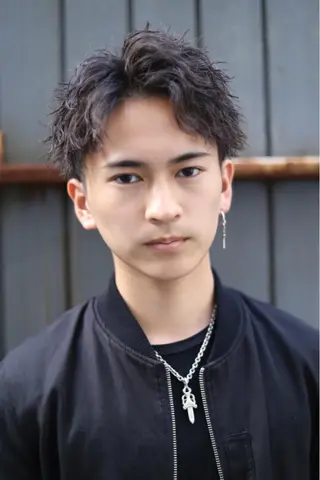 ショート パーマ メンズ 岡田 昇輝のヘアスタイル