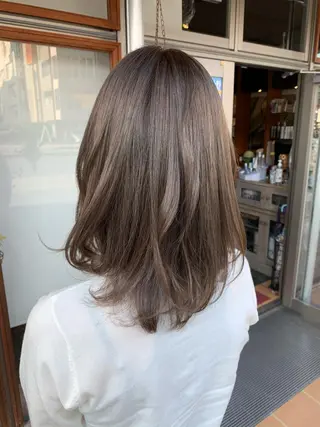 セミロング カラー 屋比久 一樹のヘアスタイル