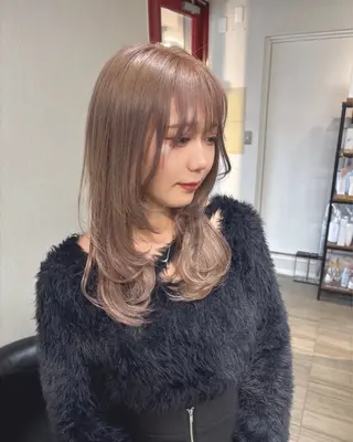 セミロング 透明感ブラウン｜ レイヤー｜小寺 葵のヘアスタイル