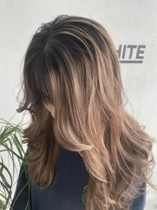 ロング バレイヤージュ 隅中秀弥のヘアスタイル