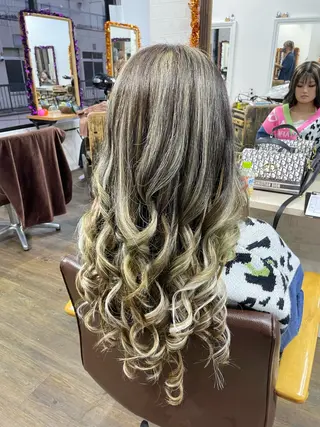ロング 横浜🦋ハイトーン 🫐シャドウルーツのヘアスタイル
