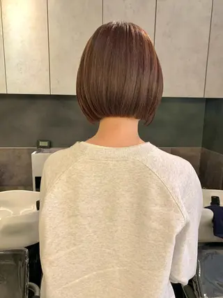 ショート カラー SAKINO． ベージュカラーのヘアスタイル