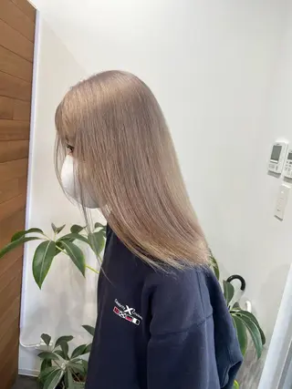 セミロング カラー ミルクティー× グレージュMOMOのヘアスタイル