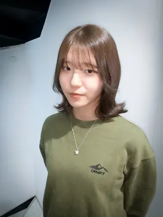 ミディアム カラー yiye shioriのヘアスタイル
