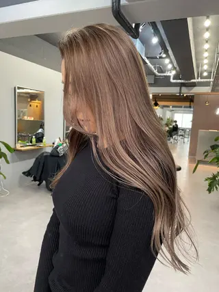 ロング ミルクティーベージュ ❤︎レイヤー　MIAのヘアスタイル