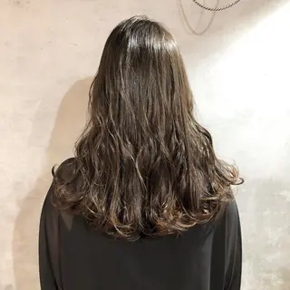 セミロング カラー ツキノキ ミナのヘアスタイル