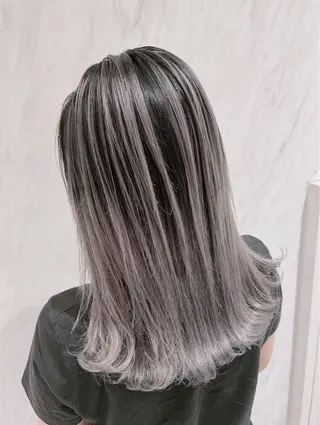 ミディアム レイヤー 艶々カラーのヘアスタイル
