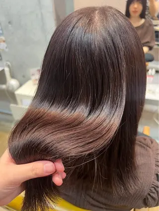 ミディアム カラー ヒナ/レイヤーカット 艶感ワンカラーのヘアスタイル
