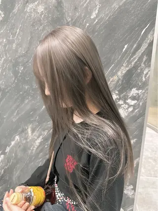 ロング カラー レイヤーカット 透明感カラーのヘアスタイル