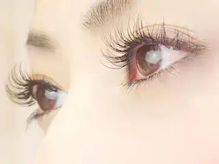 マツエク・マツパ レイヤーカット✖️ 柔らかベージュカラーのヘアスタイル