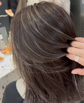 ロング ミルクティーベージュ オリーブグレージュのヘアスタイル