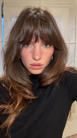 セミロング レイヤーカット\ウル フ　chinatsuのヘアスタイル