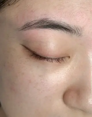 アイブロウ 佐藤 莉子のヘアスタイル