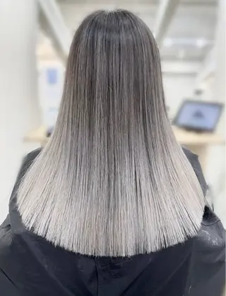 ロング カラー Mëw &のヘアスタイル