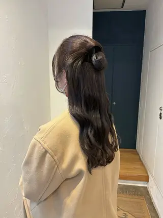 ロング カラー ヘアアレンジ mina / 透明感ベージュカラーのヘアスタイル