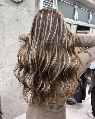 ロング 🌺ハイライトカラー HINA🌺のヘアスタイル