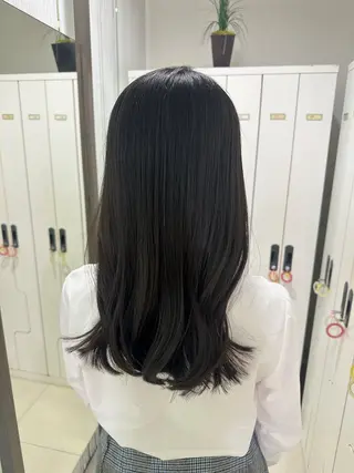 ロング レイヤー 艶々カラーのヘアスタイル