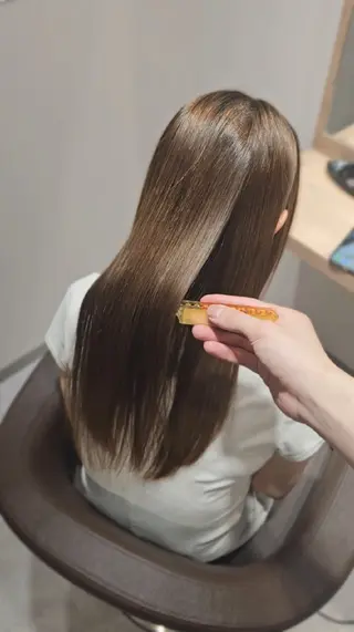 セミロング 縮毛矯正をしている人 のためのカラーのヘアスタイル
