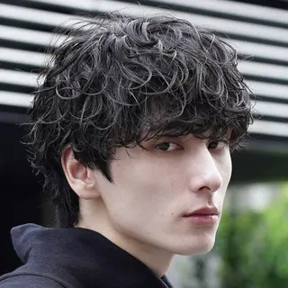 ショート パーマ メンズ 丸山 哲史のヘアスタイル