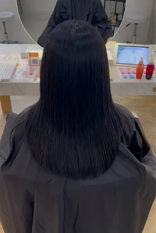 ミディアム 𝜗𝜚ブリーチ ／レイヤー𝜗𝜚のヘアスタイル