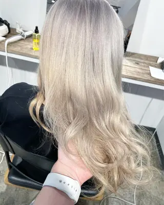 ロング カラー ハイトーン/レイヤー /ケアブリーチ石川治のヘアスタイル