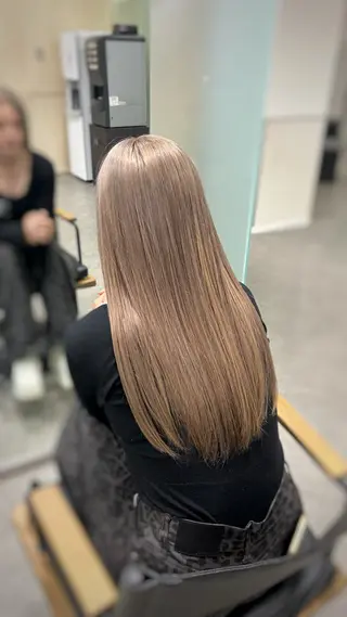 ロング カラー 𝑹𝒊𝒌𝒐 ブリーチ/艶カラーのヘアスタイル