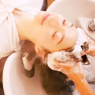 レイヤーカット✖️ 柔らかベージュカラーのヘアスタイル