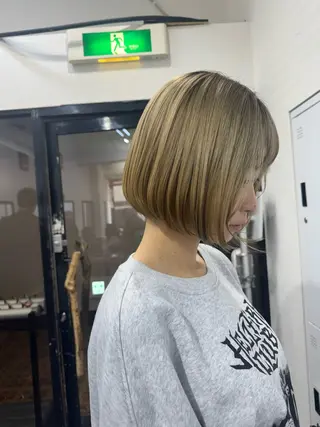ショート 横浜🦋ハイトーン 🫐シャドウルーツのヘアスタイル