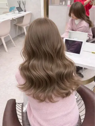 セミロング カラー Lond Le'a /ハイトーンカラーのヘアスタイル